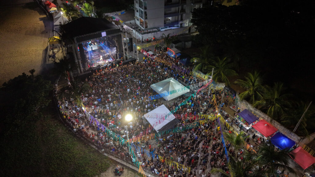 Carnaval de Paulista 2026 reúne multidão na Orla do Janga na abertura